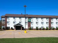 Quality Inn & Suites Bloomington I-55 and I-74 Hotels in der Nähe von Adlai E. Stevenson II Memorial Statue