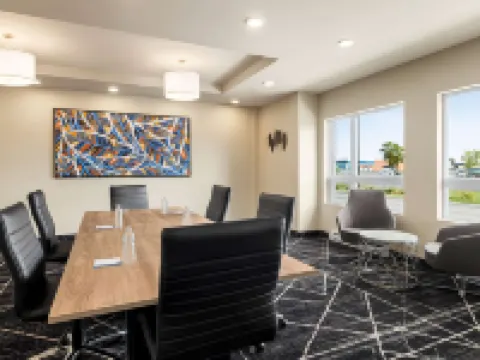 マイクロテル  イン & スイーツ モントリオール エアポート - ドーヴァル ンC ドルヴァルのホテル