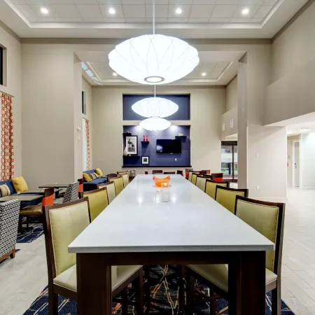 Hampton Inn & Suites Springfield Downtown Отели рядом с достопримечательностью «Арена и конференц-центр «Массмучуал Сентер»»
