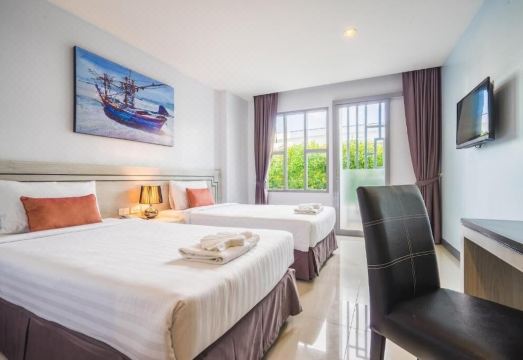 바파 호텔 주변의 푸켓 타운 야경 