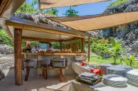 Barefoot Kuata Island Resort - bar
