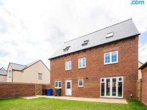 New Build 5 Bedroom Detached House with Parking