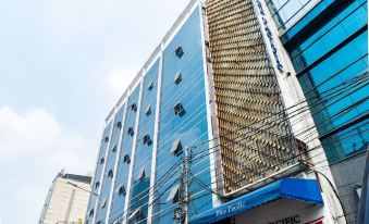 RedDoorz Plus Near Blok M Square