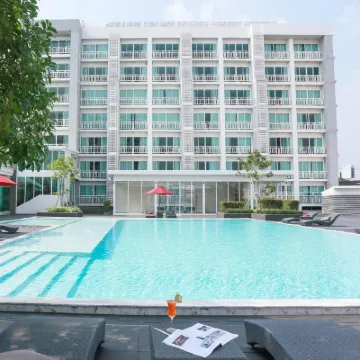 Golden City Rayong Hotel Hotels near Laemcharoen Seafood