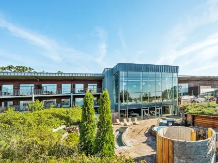 "Tamia" - 100m to the Fjord