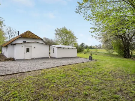 "Filippus" - 30km from the Sea Отели в г. Тённер