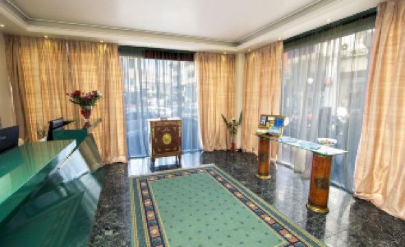 Triton Hotel Piraeus