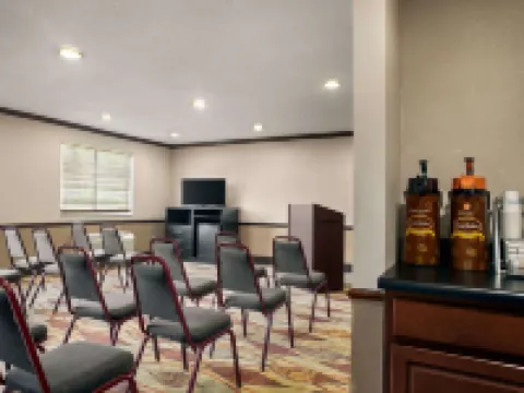 Super 8 by Wyndham Clinton Hotels in Clinton