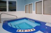 Super 8 by Wyndham Midland - Hot Tub