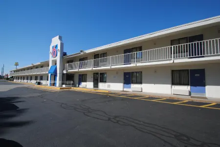Motel 6 Chicopee, MA - Springfield Отели в г. Чикопи