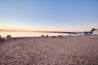 Super 8 by Wyndham Mackinaw City/Beachfront Area