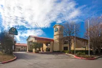 La Quinta Inn by Wyndham San Marcos Hotels near Bobcat Stadium