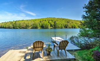 Breathtaking Newbury Cottage w/ Deck on Chalk Pond
