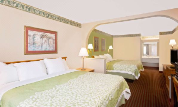 Days Inn & Suites by Wyndham Starkville