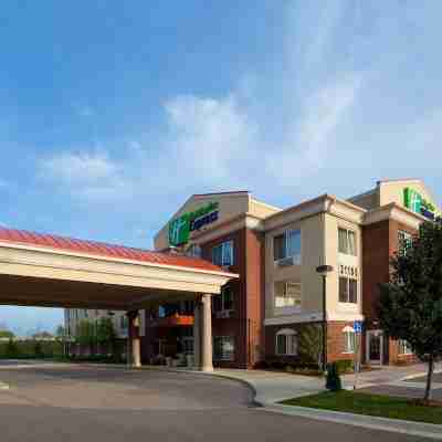 Holiday Inn Express & Suites Detroit - Farmington Hills Hotel Exterior
