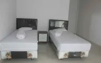 Losmen Al-Mukkaromah Hotel di Kebun Bunga