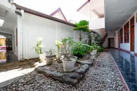 Super OYO Capital O 1644 Hotel Griya Kencana Hotels in Laweyan