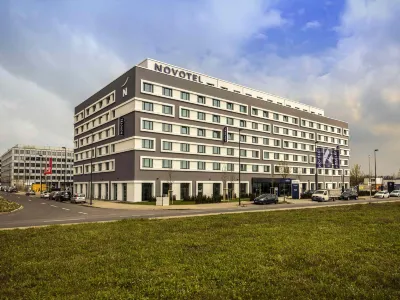 塞爾多夫機場諾富特飯店 ISS Dome附近的飯店