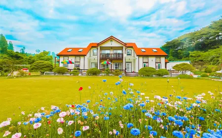 Anmyeondo Chingunae Pension Отели рядом с достопримечательностью «Kkotji Beach»