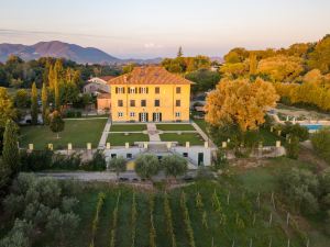 Villa Pacini - just 1,8 km outside Lucca Wall - Pool