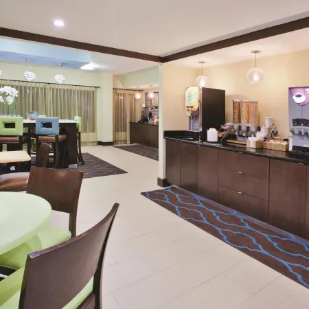 La Quinta Inn & Suites by Wyndham LaGrange / I-85