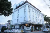 National Residency Hotel dekat Chamundi Hill