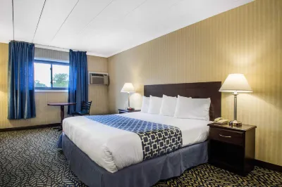 Econo Lodge Hotels in Oyster Bay