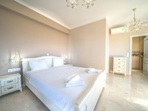 Karyo Villa - 4Bd, 3Min on Foot from the Beach!