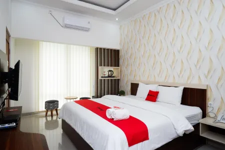 RedDoorz Syariah at Omah Sawah Отели в г. Pakem