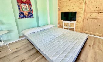 The Mulberry on the Hills of Senigallia a Stone's Throw from the Sea