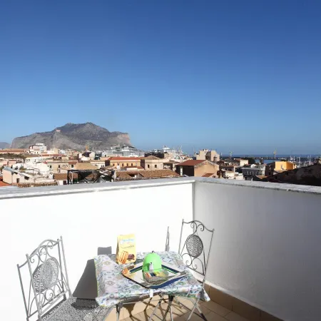 Terrace in the Historic Center in Palermo (Rosa)