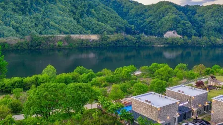 Chuncheon (Namiseom) River North Pool Villa Отели рядом с достопримечательностью «Остров Нами»