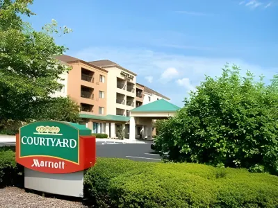 Courtyard Chicago St. Charles Hotels in Wayne Township