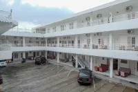 RedDoorz Plus Near Ums Solo Hotel dekat Super Indo Gumpang