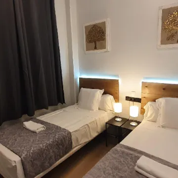 CH Otello Rooms I - Madrid Отели рядом с достопримечательностью «Небоскреб "Испания"»