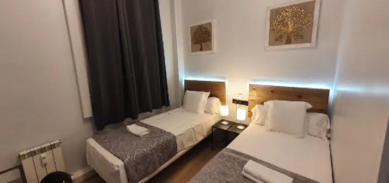 CH Otello Rooms I - Madrid Отели рядом с достопримечательностью «Небоскреб "Испания"»