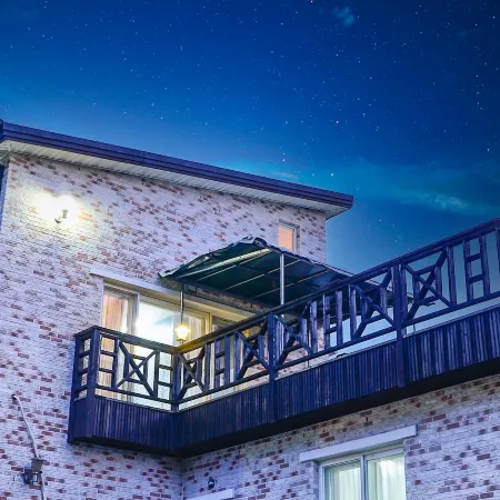 Sokcho White House Swimming Pool Pension Отели рядом с достопримечательностью «Храм Синхынса»
