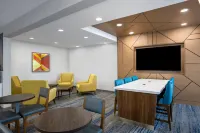 Holiday Inn Express & Suites Clinton Hotels in Fulton