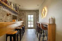 Bassa Maina Villas & Suites - bar