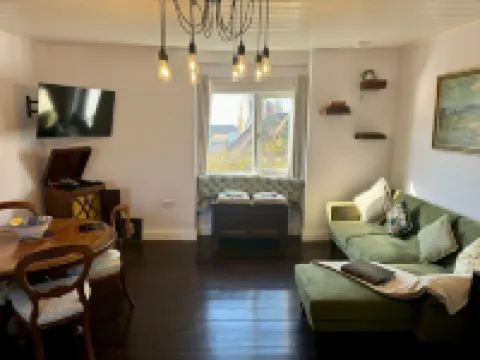 Waterloo Terrace -Historical luxury apartment in heart of Old Town with balcony.