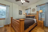 Amazing! 2 Bed Townhouse in the HEART of Dbq!