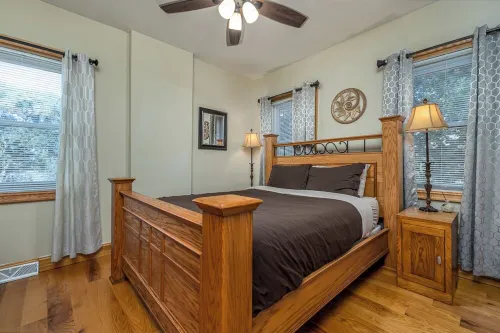 Amazing! 2 Bed Townhouse in the HEART of Dbq!