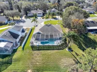 Luxe Lakefront Escape - Jacuzzi +Pool + Sunset Views + BBQ + Close to Disney!