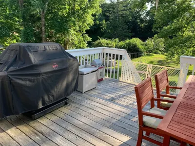 Bright Stylish Chic 4BR 4BA Home Pet Friendly! University of Connecticut-Stamford Campus附近的飯店