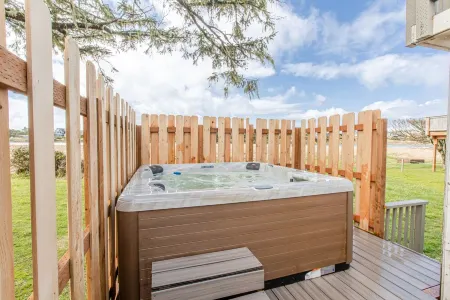 Riverfront, Hot Tub, SUP & Kayak, short walk to beach, fire pit, full office