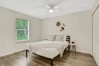 Pets! Beach nearby! Home with garage near town! Hoteles cerca del Aeropuerto de St Augustine