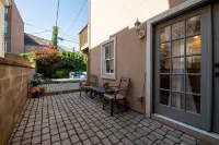 Charming 4 bedroom home just steps to the water! - 방갈로