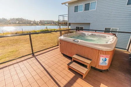 Pacific City River Front Loft