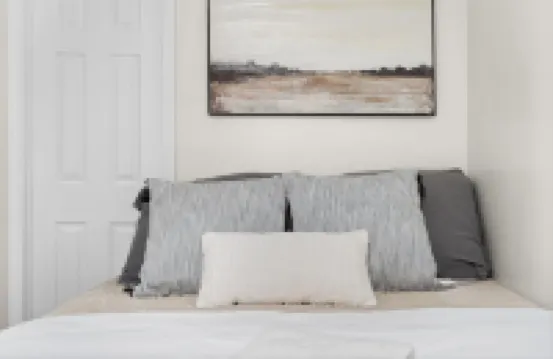 Charming 1-bedroom house with WiFi, AC in peaceful Cleveland 3215