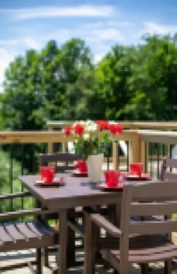 Sleeps 12: Apt & 3 rooms with common area and deck